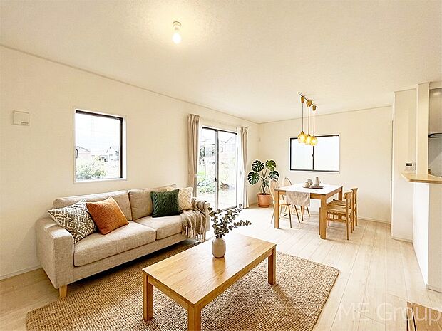 【リビング】落ち着いた雰囲気のＬＤＫは家族みんなの快適空間※家具はCGです