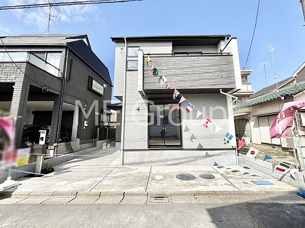 【現地外観写真】洗練された外観、上質な住空間が広がる室内は永く安心して過ごせる住居です。 