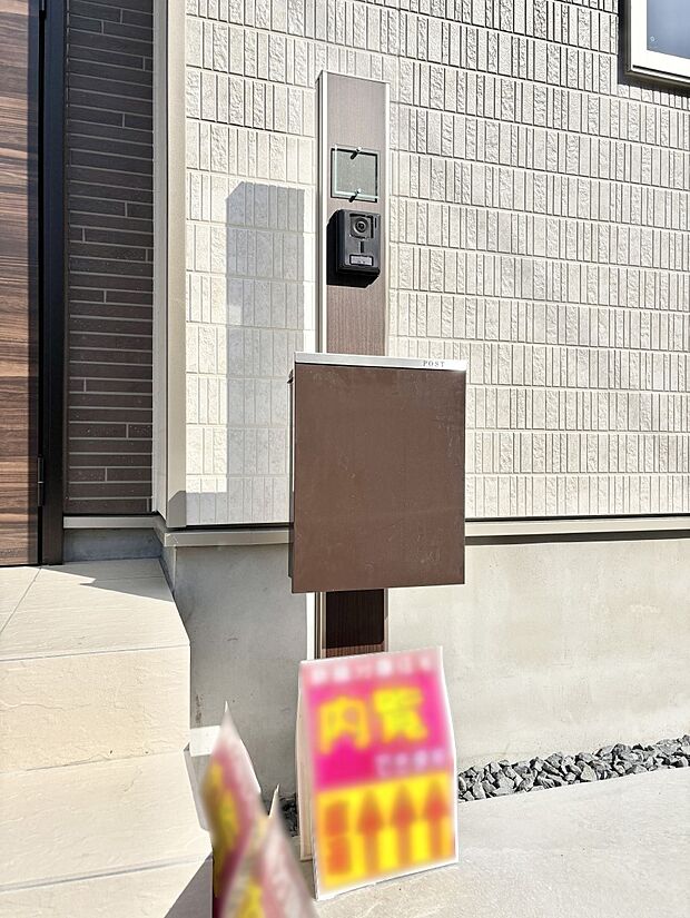 【その他現地】表札・インターホン・ポストをひとつに集約。エントランスになじむシンプルデザイン。