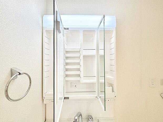 【その他設備(三面鏡裏収納)】三面鏡の裏に、化粧品や衛生用品などを収納可能。洗面台をすっきりと保ちます！