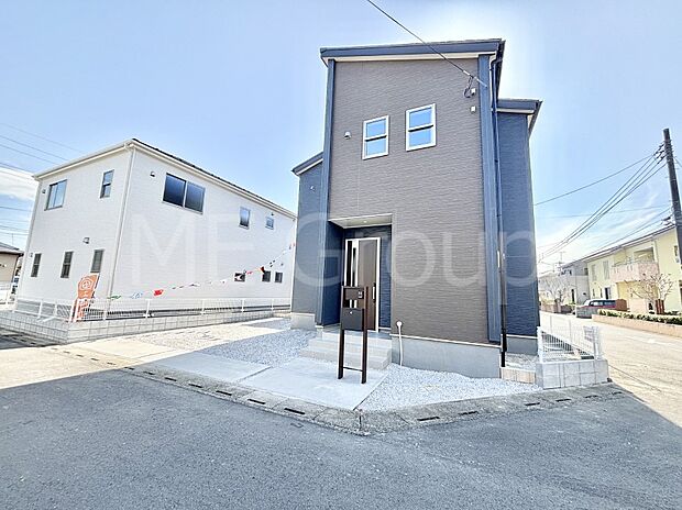 【現地外観写真】洗練された外観、上質な住空間が広がる室内は永く安心して過ごせる住居です。 