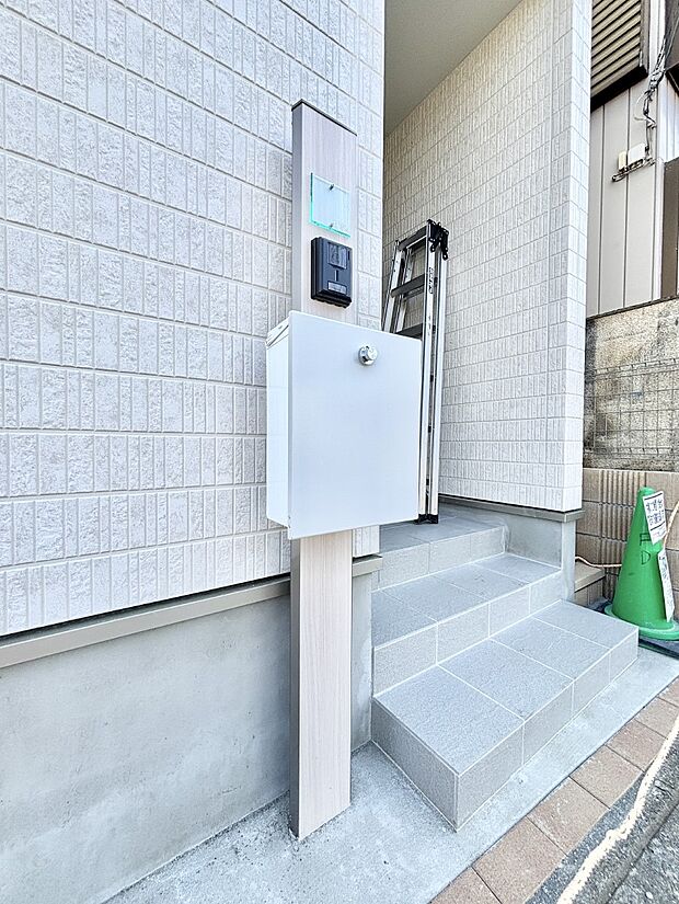 【その他現地】表札・インターホン・ポストをひとつに集約。エントランスになじむシンプルデザイン。