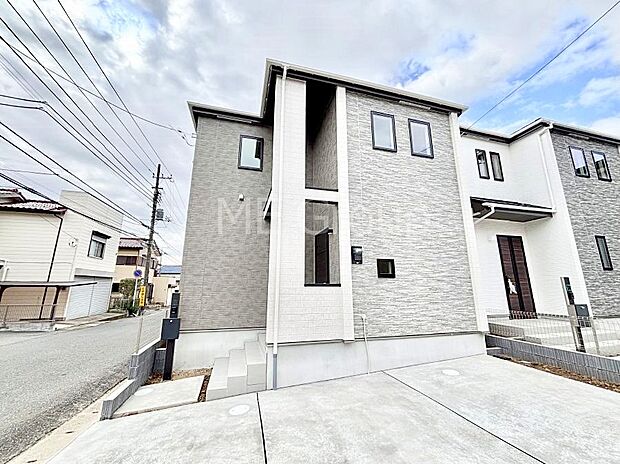 【現地外観写真】洗練された外観、上質な住空間が広がる室内は永く安心して過ごせる住居です。