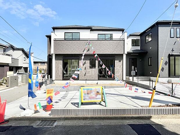 【現地外観写真】洗練された外観、上質な住空間が広がる室内は永く安心して過ごせる住居です。 