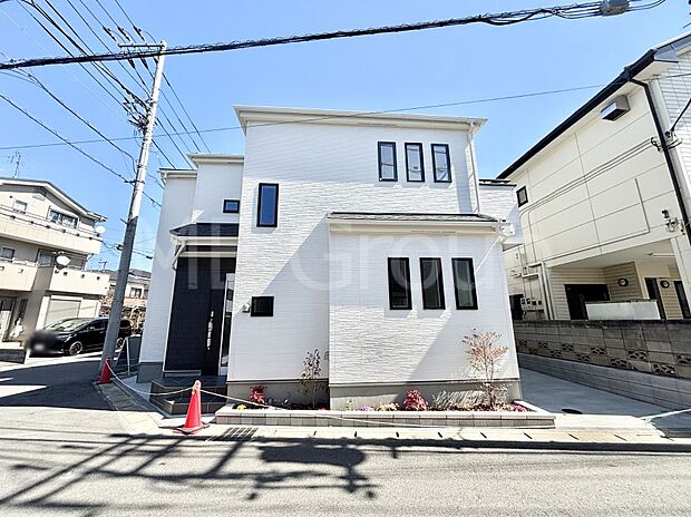 【現地外観写真】洗練された外観、上質な住空間が広がる室内は永く安心して過ごせる住居です。 