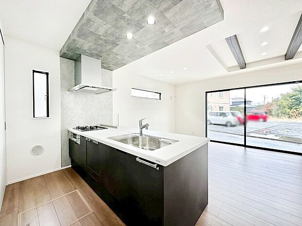 【ダイニングキッチン】カウンター越しに楽しいおしゃべり。いつものお料理がもっと美味しくなりそうですね