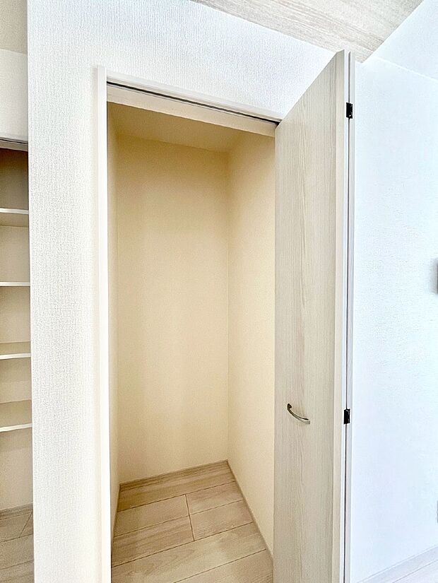 【その他設備(リビング収納)】リビング収納。ここに収納があると物が集まるLDKがスッキリ片付きそうですね。  