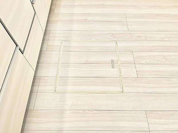 【その他設備(床下収納)】床下収納付き！日用品・非常用品の収納にも大活躍。