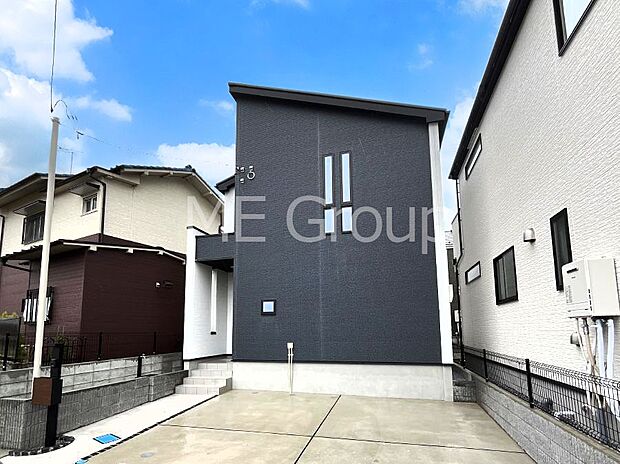 【現地外観写真】陽光と開放感に恵まれた角地を活かしたマイホーム！