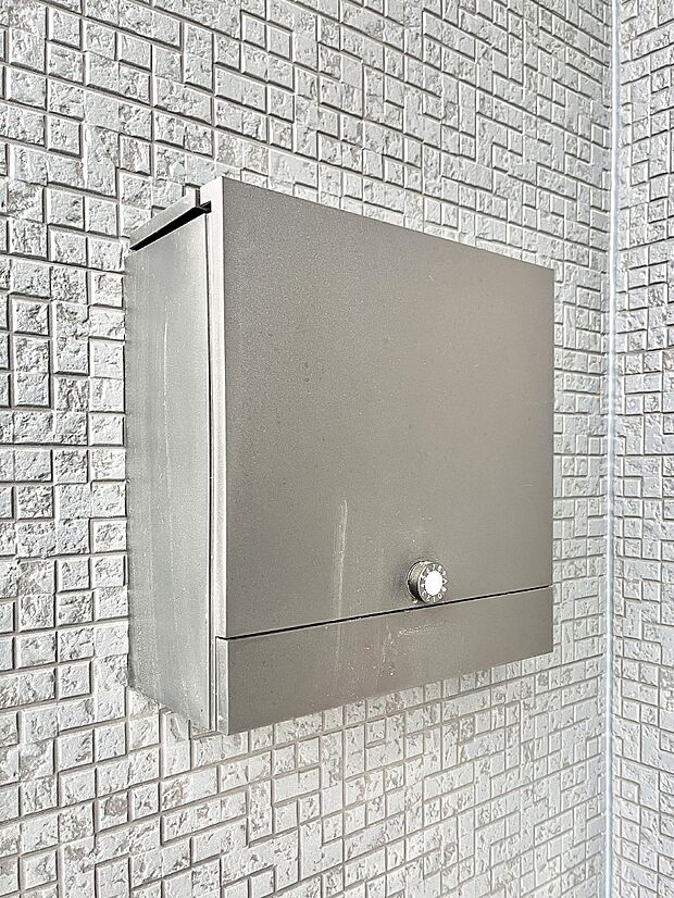 【その他現地】シンプルデザインのポスト。