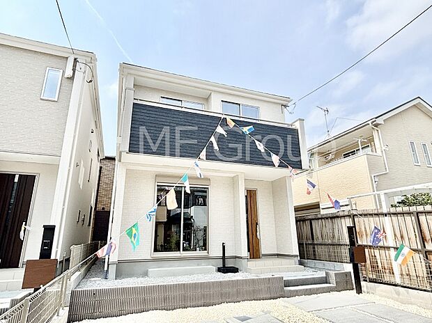 【現地外観写真】洗練された外観、上質な住空間が広がる室内は永く安心して過ごせる住居です。 