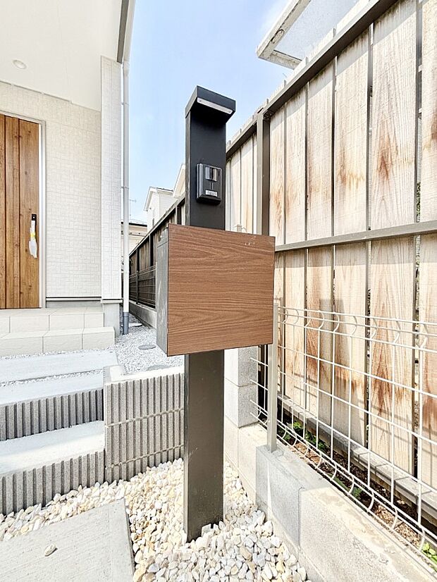 【その他現地】表札・インターホン・ポストをひとつに集約。エントランスになじむシンプルデザイン。