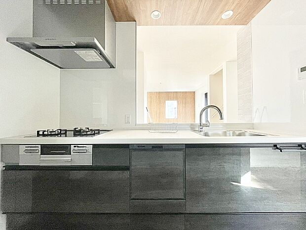 【キッチン】広々とした使い勝手の良いキッチンで日々のお料理も楽しくなりそう