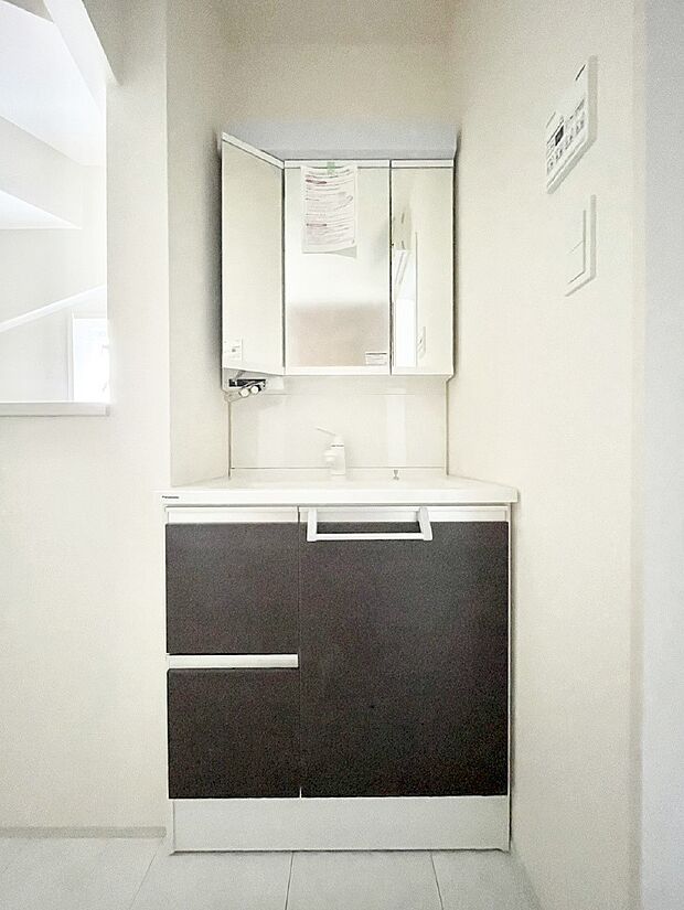 【洗面台・洗面所】三面鏡の裏に、化粧品や衛生用品などを収納可能。洗面台をすっきりと保ちます！