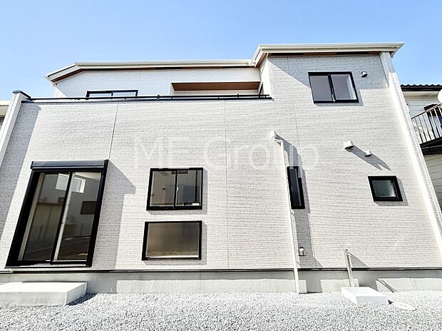 【現地外観写真】たっぷりの陽光と開放感に包まれる明るい住まい