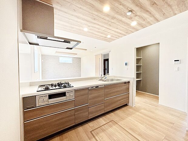 【ダイニングキッチン】カウンター越しに楽しいおしゃべり。いつものお料理がもっと美味しくなりそうですね。