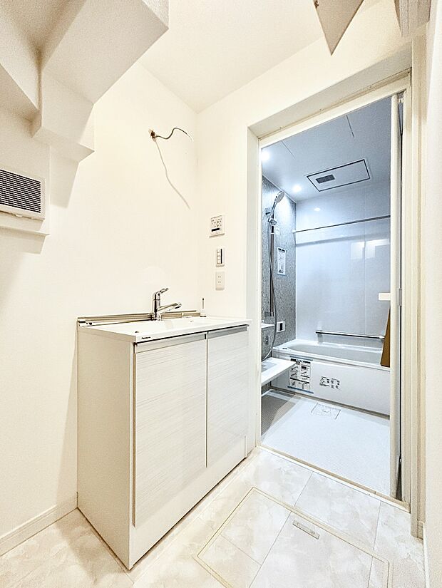 【洗面台・洗面所】清潔感ある洗面化粧室で朝の身支度も快適（洗面台設置作業中）