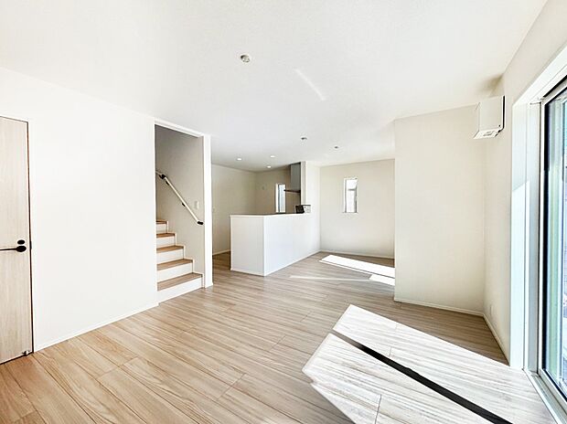 【リビングダイニング】ご家族とのコミュニケーションが深まるリビングイン階段を採用。