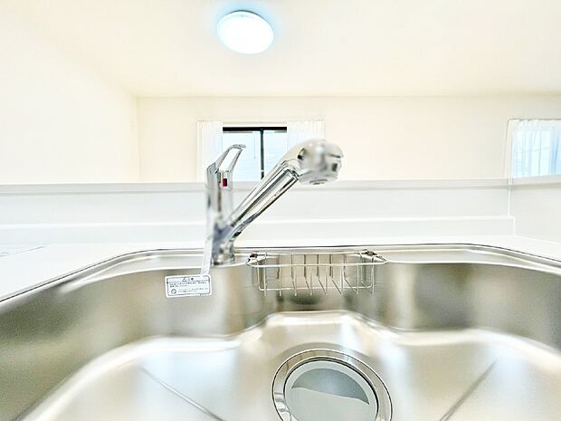 【その他設備(浄水器)】いつでも清潔なおいしいお水を。一つの水栓で水道水と浄水を使い分け。