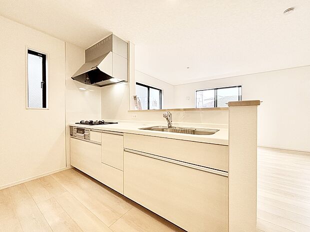 【ダイニングキッチン】料理をしながらご家族との会話を楽しめる対面カウンターキッチン