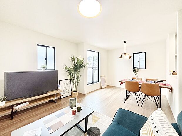 【リビング】明るい陽光に包まれる心地のよいリビングで家族団らんが楽しめます！