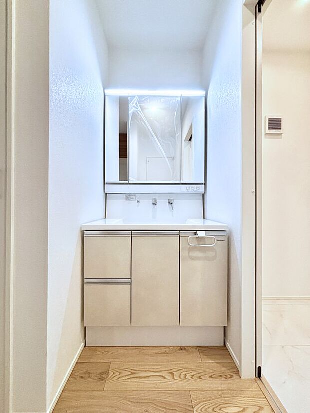 【洗面台・洗面所】大きく見やすい三面鏡で清潔感ある洗面台は、身だしなみチェックや肌のお手入れにおすすめです。