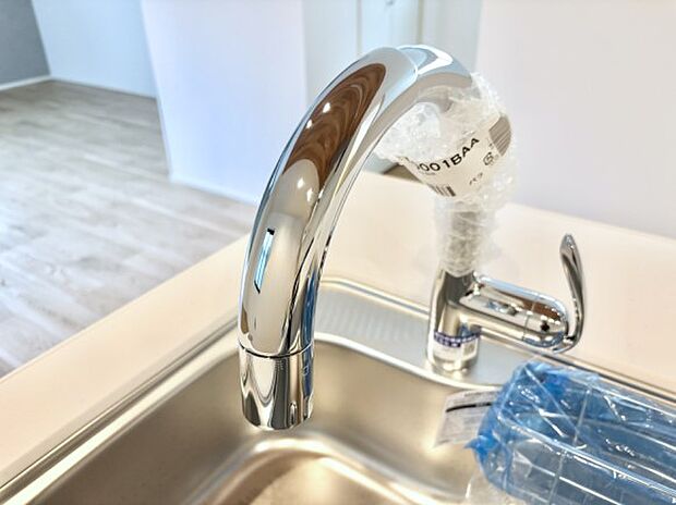 【その他設備(タッチレス水栓)】センサーに手をかざすだけで吐水／止水ができるタッチレス水栓。浄水器付き。