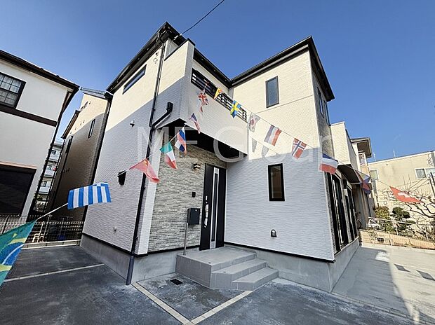 【現地外観写真】たっぷりの陽光と心地よい風が舞い込む住まい