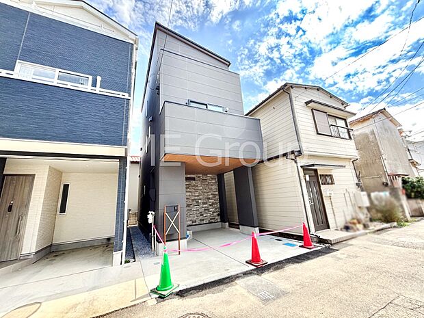 【現地外観写真】暮らしやすさと居心地の良さにこだわったシンプルで飽きのこないデザイン !