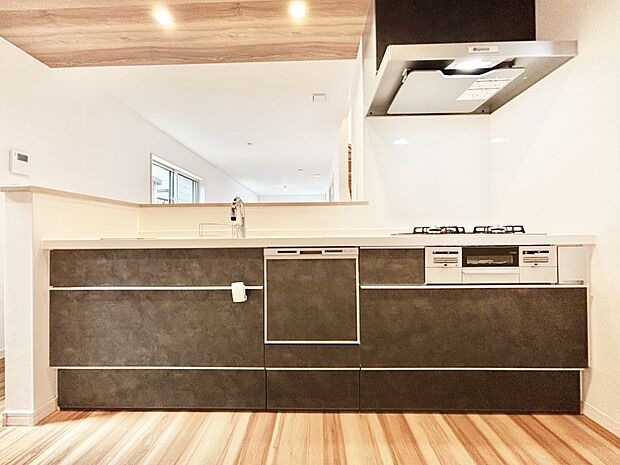 【キッチン】毎日使うキッチンだから、使いやすさ&お手入れのしやすさにこだわりました。