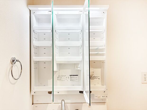 【その他設備(三面鏡裏収納)】三面鏡の裏に、化粧品や衛生用品などを収納可能。洗面台をすっきりと保ちます!