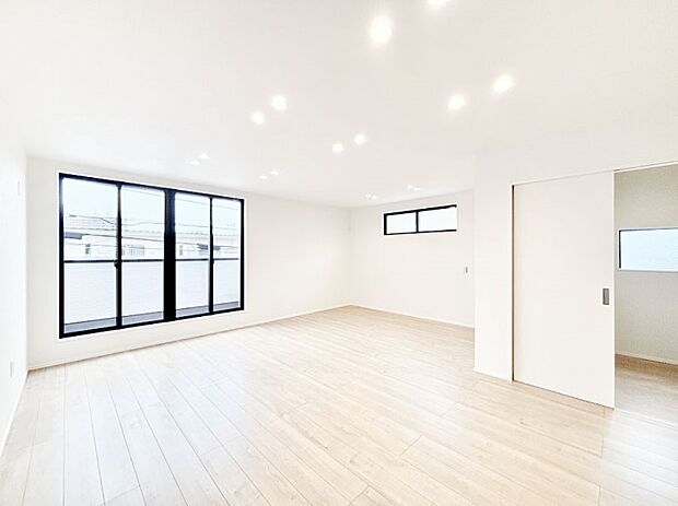 【リビングダイニング】明るい陽光が注ぎ、寛ぎの雰囲気に満たされるリビングダイニング