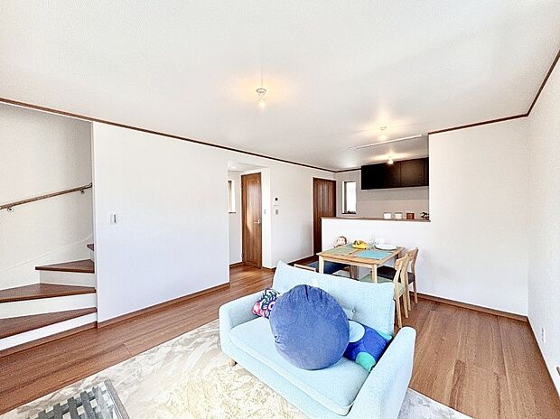 【リビングダイニング】「ただいま」「おかえり」家族とのコミュニケーションが深まるリビングイン階段。