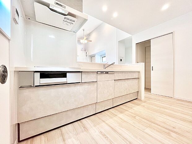 【キッチン】ゆとりあるキッチンではご家族と楽しくお料理ができます。