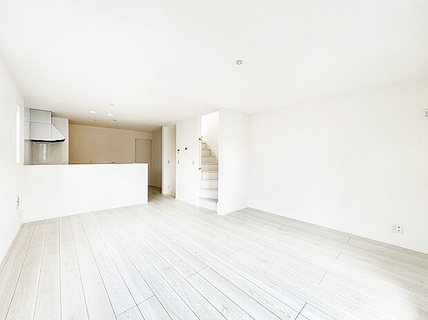 【リビングダイニング】ご家族とのコミュニケーションが深まるリビングイン階段を採用。