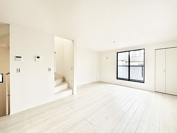 【ダイニング】明るい陽光が注ぎ、寛ぎの雰囲気に満たされるダイニング。   