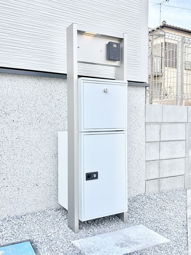 【その他現地】シンプルデザインのポスト。