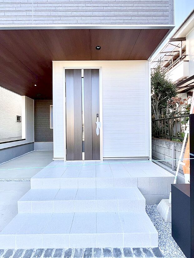 【玄関】大切な家族、来客を出迎える玄関。