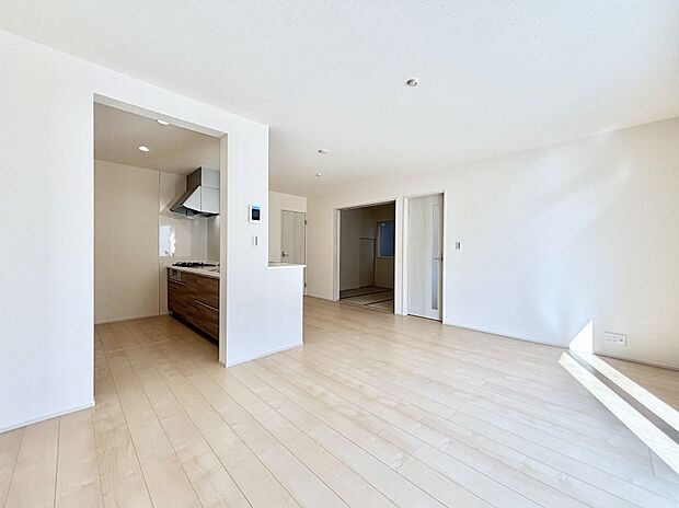 【リビングダイニング】明るい陽光が注ぎ、寛ぎの雰囲気に満たされるリビング・ダイニング。 