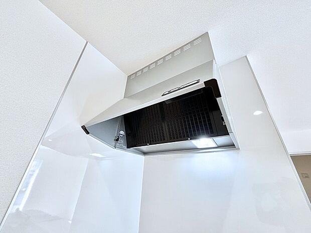 【その他設備(レンジフード)】使いやすさを優先したスライド式収納タイプ！