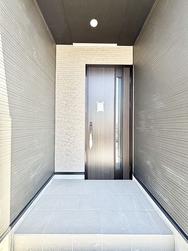 【玄関】大切な家族、来客を出迎える玄関。玄関前は屋根付きで雨が降っていても濡れにくいです。