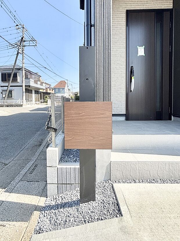 【その他現地】表札・インターホン・ポストをひとつに集約。エントランスになじむシンプルデザイン。