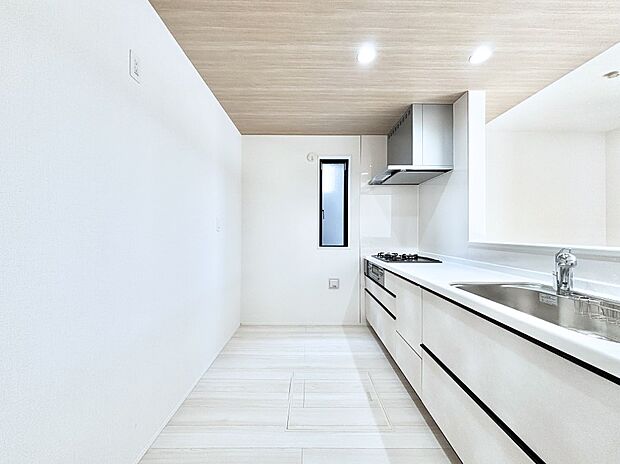 【ダイニングキッチン】ポップアップ天井が素敵なキッチン!窓があるので採光もとれ換気にも役立ちます。