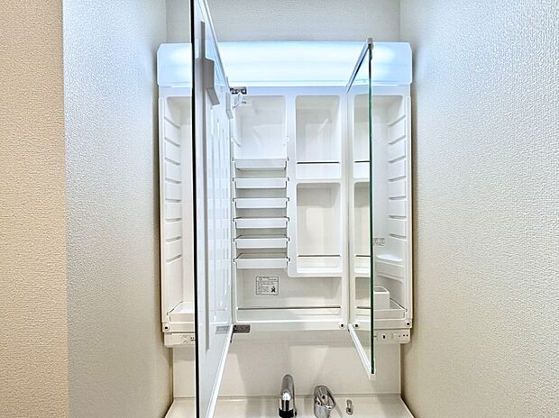 【その他設備(三面鏡裏収納)】三面鏡の裏に、化粧品や衛生用品などを収納可能。洗面台をすっきりと保ちます！