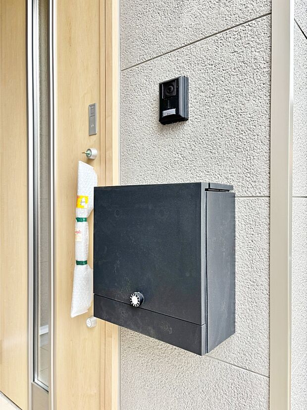 【その他現地】シンプルデザインのポスト。