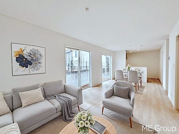 【リビング】ご家族の賑やかな話し声で包まれる明るいリビング  ※家具はCGです　