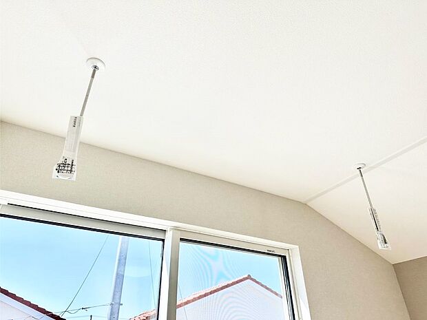 【その他設備(室内物干し)】室内物干しポール。梅雨や花粉の時期に大活躍します。  