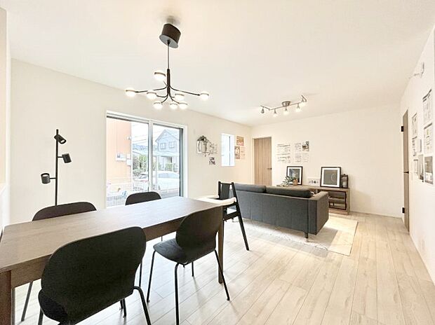 【ダイニング】家族の笑顔が自然と生まれてくる、そんな雰囲気のダイニングに仕上がっています。