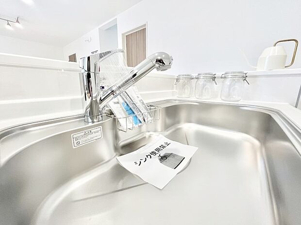 【その他設備(浄水器)】いつでも清潔なおいしいお水を。一つの水栓で水道水と浄水を使い分け。