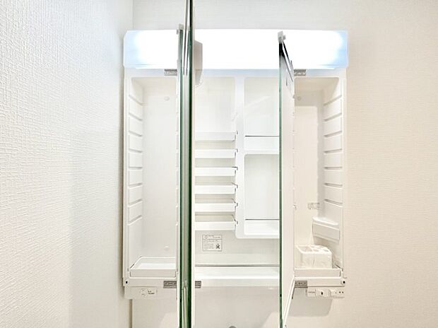 【その他設備(三面鏡裏収納)】三面鏡の裏に、化粧品や衛生用品などを収納可能。洗面台をすっきりと保ちます!